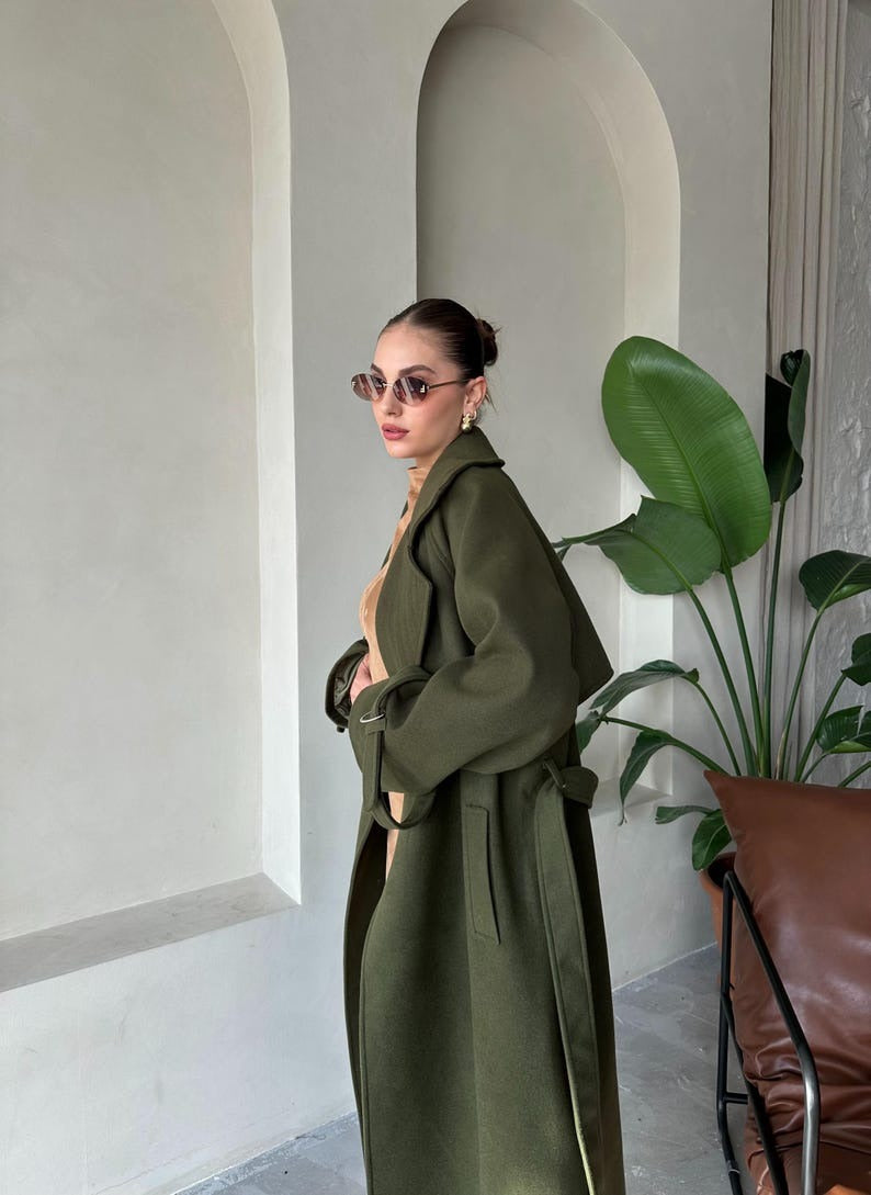 Elegant Green Winter Outerwear - Warm Overcoat for Stylish Winter